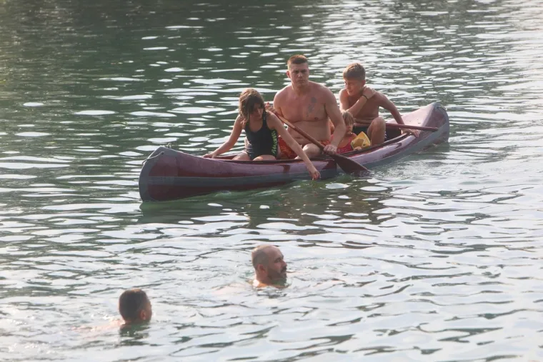 Gužva na kupali&scaron;tima u Karlovcu: Spas od vrućine u rijekama potražili i Zagrepčani