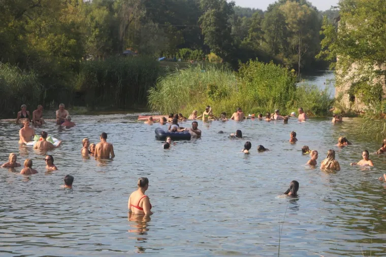 Gužva na kupali&scaron;tima u Karlovcu: Spas od vrućine u rijekama potražili i Zagrepčani