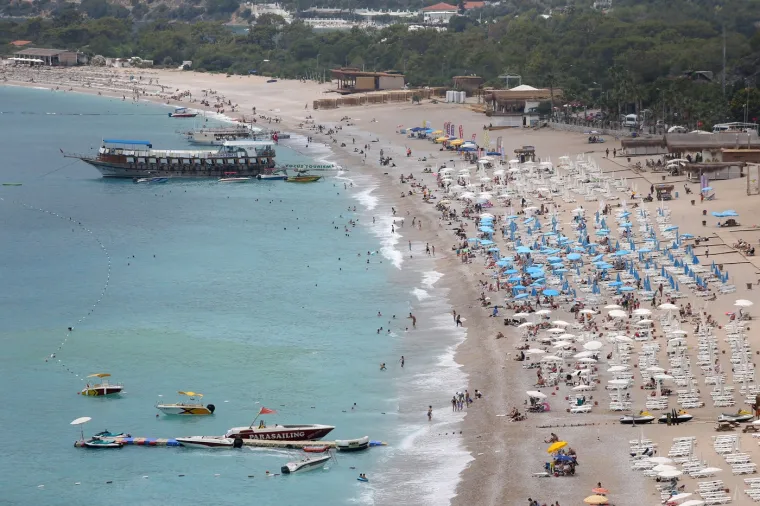 Cheryl Farnan-Jones (39) koja se 2018. godine preselila iz engleskog Saddlewortha u Marmaris, rekla mi je da je bila postavljena u grupu.