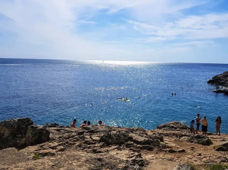 Lokalci ne vole previše govoriti o Fratarskom otoku te ga radije čuvaju kao tajnu. Za razliku od drugih dijelova Hrvatske, turizam ovdje nije razvijen pa na otok dolazi tek neki avanturist ili ronilac zbog očaravajućih lokacija u blizini.