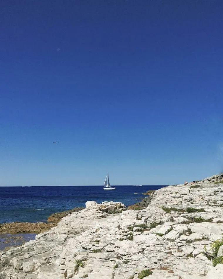 Iako nema turista, na otoku postoji kamp, ali bez struje, vode ili prodavaonice. Unatoč tome, stanovnici Pule dolaze ovdje kako bi se odmorili od svakodnevnice.