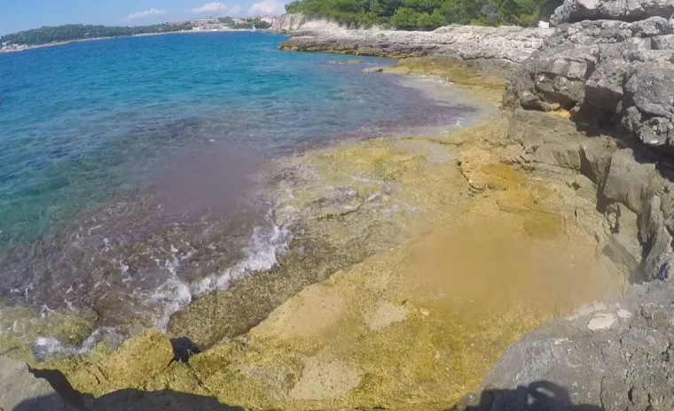'Mala Jugoslavija' u Hrvatskoj: Na ovom otoku nema struje, vode, ali ni turista