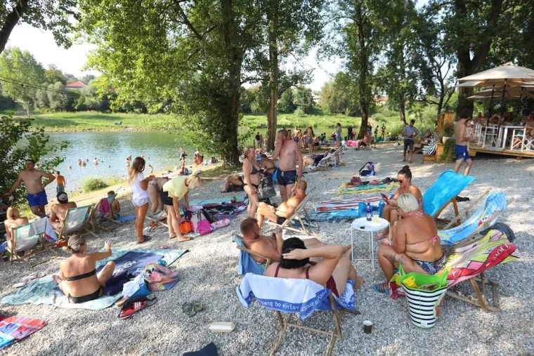 Rijeka Kupa sve je češći odabir kupača: Ozljani uživali u blagodatima popularnog kupališta