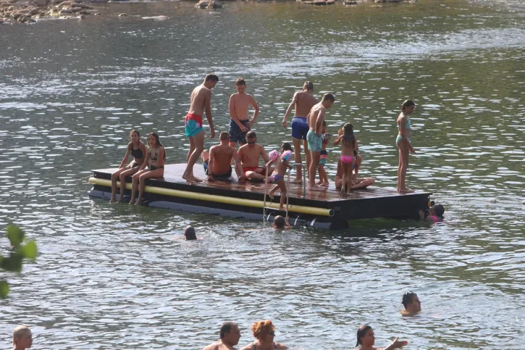 Rijeka Kupa sve je češći odabir kupača: Ozljani uživali u blagodatima popularnog kupališta