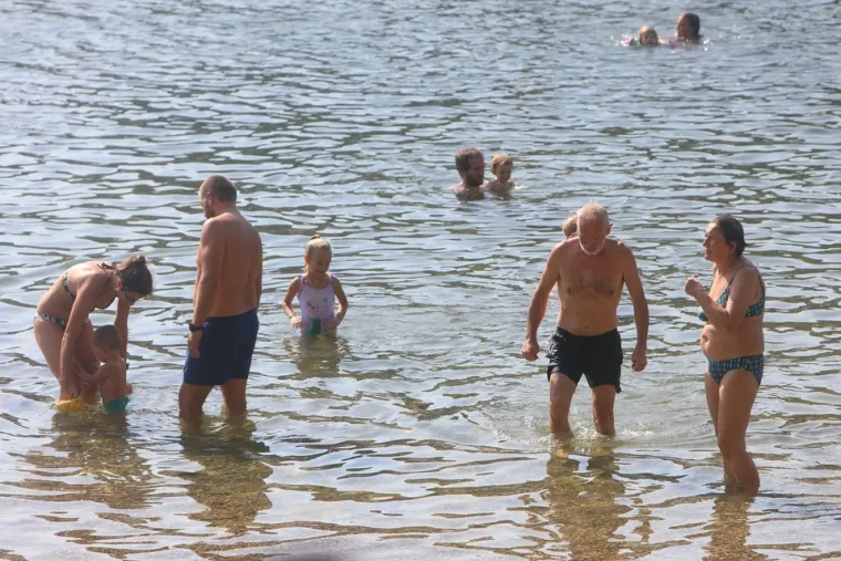 Rijeka Kupa sve je češći odabir kupača: Ozljani uživali u blagodatima popularnog kupališta