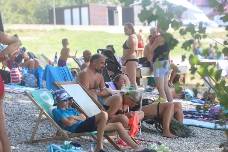 Rijeka Kupa sve je češći odabir kupača: Ozljani uživali u blagodatima popularnog kupališta