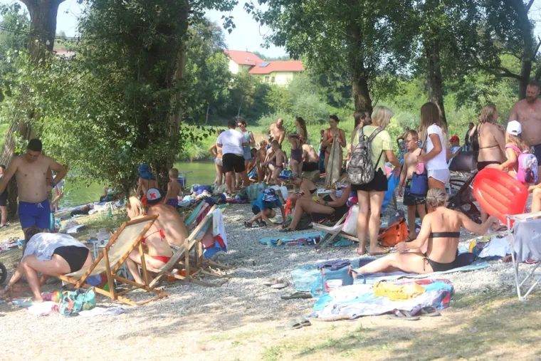 Rijeka Kupa sve je češći odabir kupača: Ozljani uživali u blagodatima popularnog kupališta