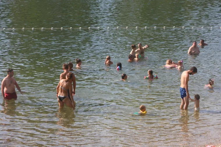 Rijeka Kupa sve je češći odabir kupača: Ozljani uživali u blagodatima popularnog kupališta