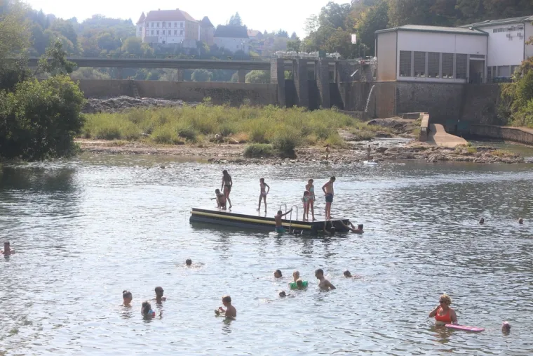 Rijeka Kupa sve je če&scaron;ći odabir kupača: Ozljani uživali u blagodatima popularnog kupali&scaron;ta