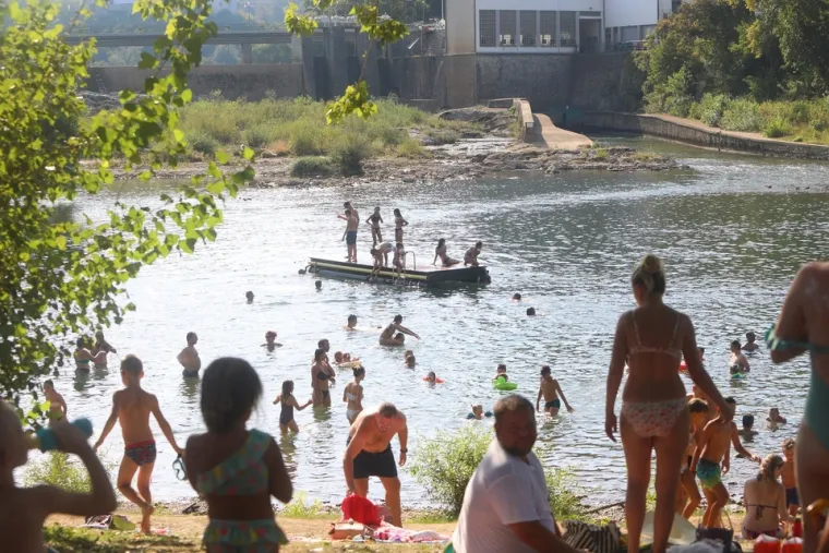 Rijeka Kupa sve je če&scaron;ći odabir kupača: Ozljani uživali u blagodatima popularnog kupali&scaron;ta