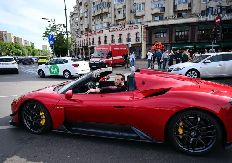 Kontroverzna braća Tate 'đirali' se u Ferrarijima dok im nad glavom vise teške optužnice