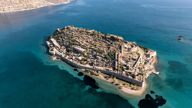 Glavni grad ove kretske regije je Agios Nikolaos te je uz Schisma Eloundas, Chrysi i Myrtos popularna destinacija za turiste.