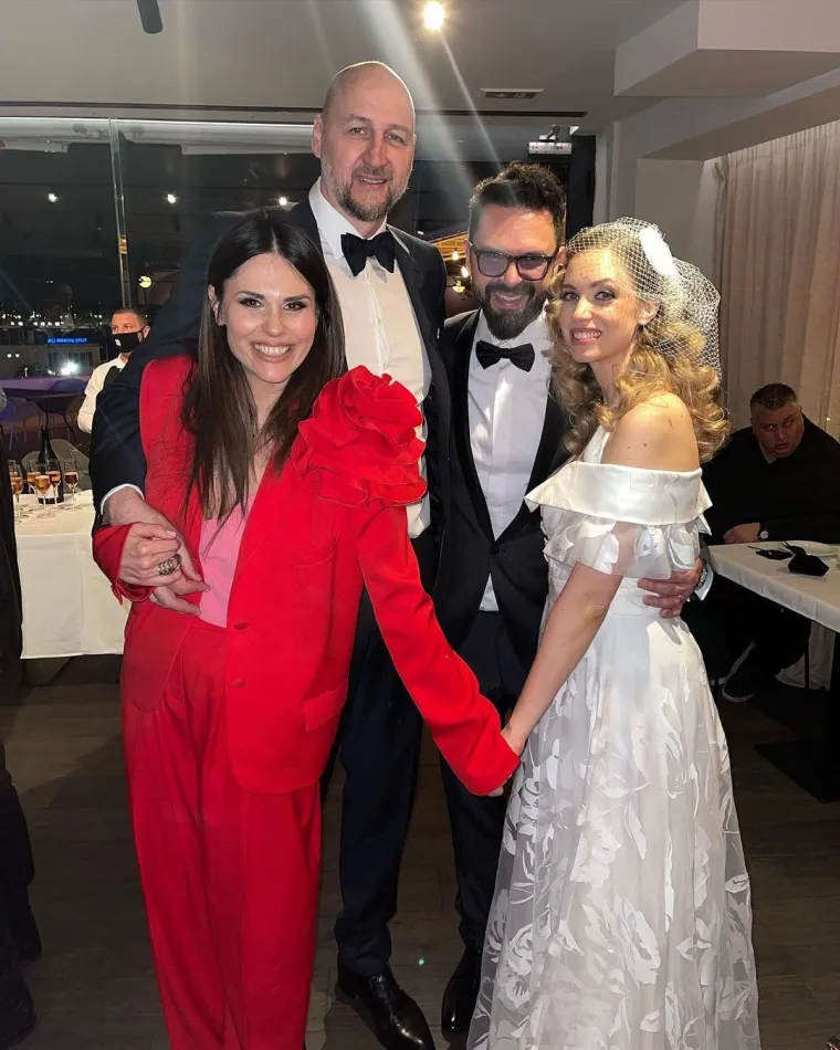 Također, njezin ginekolog tada joj je i potvrdio kako joj je vodenjak puknuo baš od smijeha. U Petrovoj bolnici dva dana nakon poroda, kaže, stajala je na prozoru i gledala grupu paparazza. &quot;Istodobno u Splitu ispred psihijatrije grupa paparazza čeka kad ću izaći!&quot;, rekla je Rađa.
