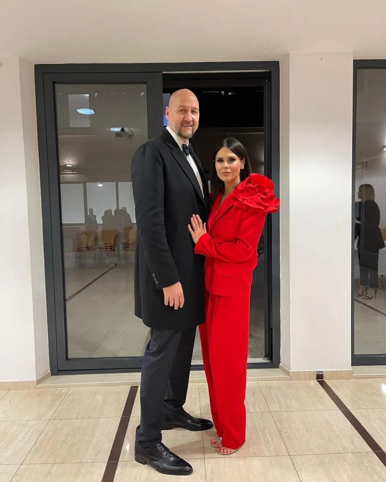 Naime, Viktorija je 1995. okrunjena titulom Miss Dalmacije, a iste te godine upoznala je Dina u jednom poznatom zagrebačkom restoranu. Vjenčali su se 2001. godine na brodu u jednom zaljevu kod Korčule, a zajedno imaju sinove Roka i Niku.