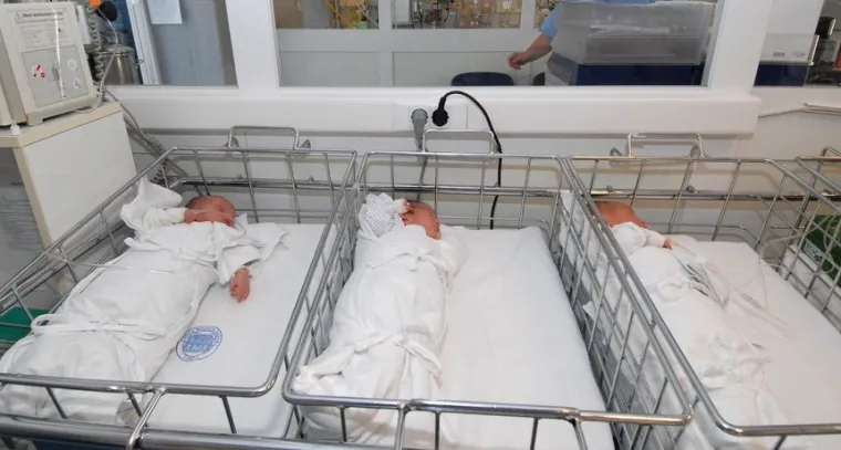 Kod novorođenčadi čije su majke pu&scaron;ile prije trudnoće če&scaron;će se javljaju respiratorni problemi, dok dugoročne posljedice mogu uključivati povećan rizik od astme i problema s učenjem. 