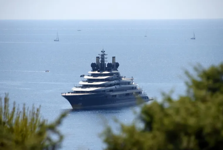 
Prema podacima sa stranice superyachttimes.com interijer jahte dizajnirao je Francois Zuretti, palubi ima izgrađenu od tikovine, ima i čelični trup te aluminijsko nadgrađe. 