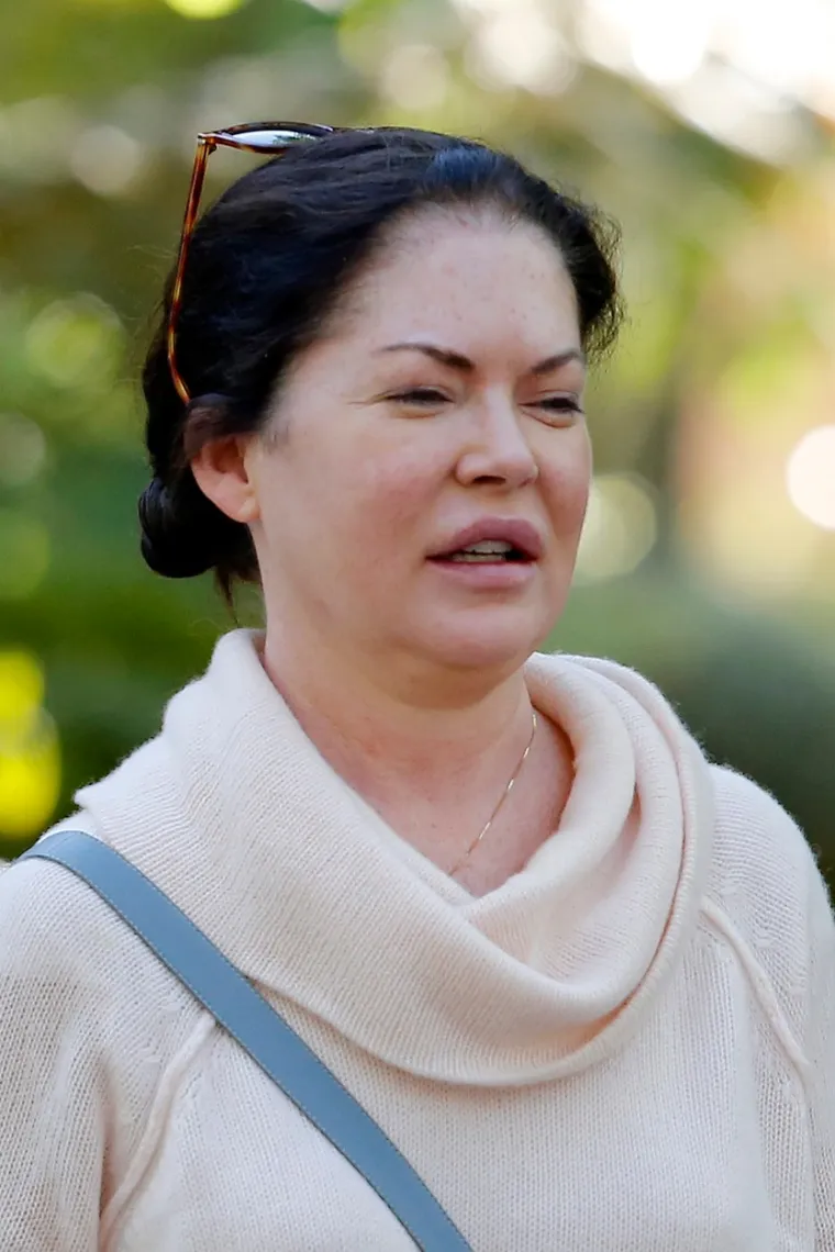 Tabloidi su eksplodirali kada se krajem 90-ih godina za glumicu počeo raspitivati Jack Nicholson. Lara je u to vrijeme bila u vezi s kolegom Davidom Spadeom koji je o cijelom ljubavnom trokutu 2015. za DailyMail izjavio: "Nicholson je pozvao Laru da izađe s njim dok sam ja stajao pokraj nje. Naljutila se jer se tada nisam zauzeo za nju". 