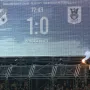 Škljoc u pravi trenutak: Ulovljen trenutak zbog kojeg je nakratko prekinuta utakmica