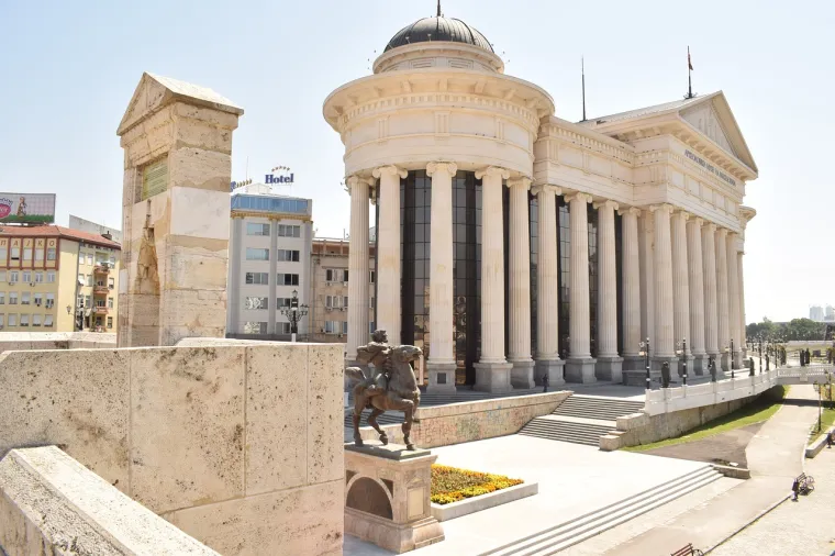 Sjeverna Makedonija, koja je bez izlaza na more i koja graniči s Grčkom, Albanijom, Bugarskom, Kosovom i Srbijom, prepuna je povijesnih zdanja i prirode za istraživanje, a posjetiteljima nudi cijeli niz opuštajućih iskustava.