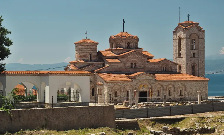 Za miran i opu&scaron;tajući izlet, možete uroniti u prirodne ljepote Sjeverne Makedonije. Započnite putovanjem čamcem kroz veličanstveni kanjon Matka, a zatim istražite netaknuti krajolik Nacionalnog parka Mavrovo, uz promatranje divljih životinja oko Prespanskog jezera.