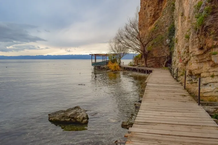 Ohrid također morate posjetiti, a možete se okupati na plažama jezera, diviti se katedrali Svete Sofije iz 11. stoljeća ili otići na &scaron;etnju u obližnji Nacionalni park Galičica.