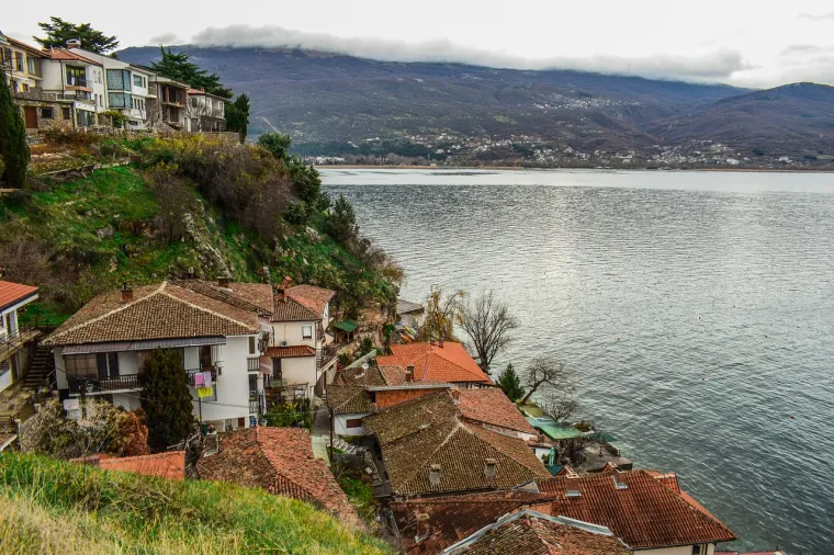 I dok ste tamo, ne zaboravite probati nacionalno piće i jelo Sjeverne Makedonije: Strumičku Mastiku i gravče na tavče. To je krepko jelo od graha, luka i paprike, a Mastika je bezbojna rakija od grožđa sa specifičnom aromom anisa.