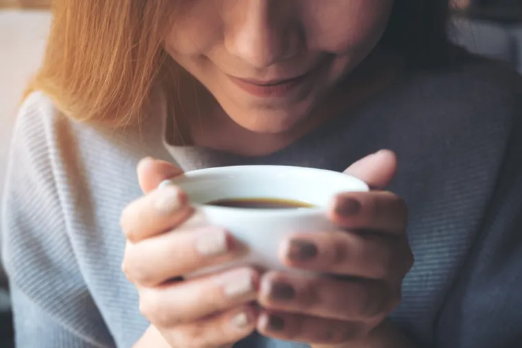 Mnogi ovise o energizirajućem kofeinskom poticaju koji će ih razbuditi ujutro i dati im energiju. Sve dok ne pijete previše kave, i svedete šećer na minimum, vaša dnevna šalica kave može zapravo jačati vaše zdravlje.