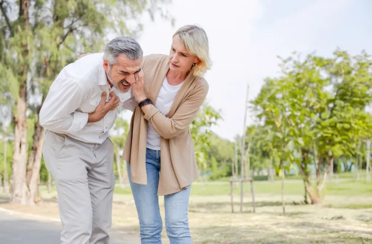 Nedavna istraživanja pokazala su "sigurnu granicu" za konzumaciju kave kada je u pitanju zdravlje srca. Stručnjaci s Medicinskog fakulteta Zydus u Indiji rekli su da vi&scaron;e od četiri &scaron;alice kave dnevno mogu opteretiti srce i uzrokovati rast krvnog tlaka i otkucaja srca.