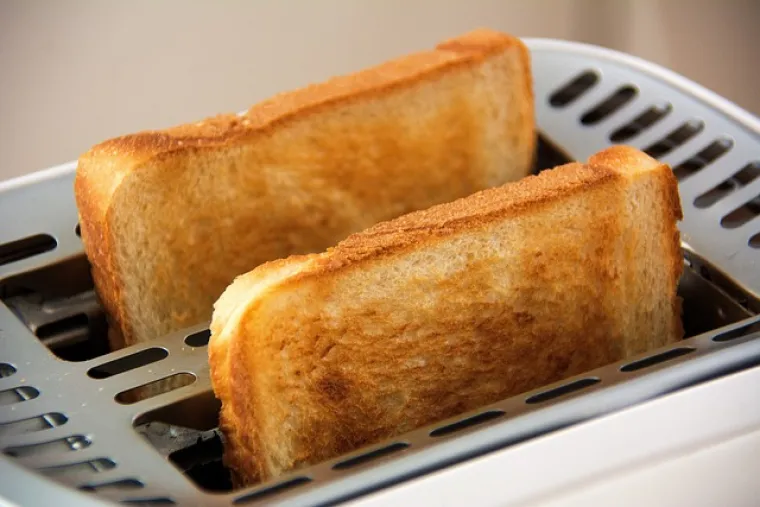 3. Tost: Blagi tost, bez maslaca ili začina, pomaže apsorbirati višak tekućine u crijevima. Njegova jednostavna struktura olakšava probavu i ne iritira želudac.