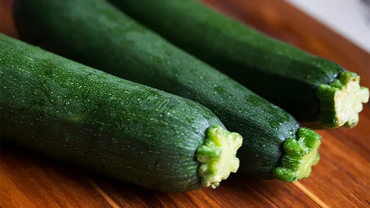 12. Kuhana tikvica: Tikvica je lako probavljiva, niskokalorična i bogata vlaknima koja pomažu u stabilizaciji stolice. Kuhana tikvica dodatno olak&scaron;ava probavu i ne iritira želudac.