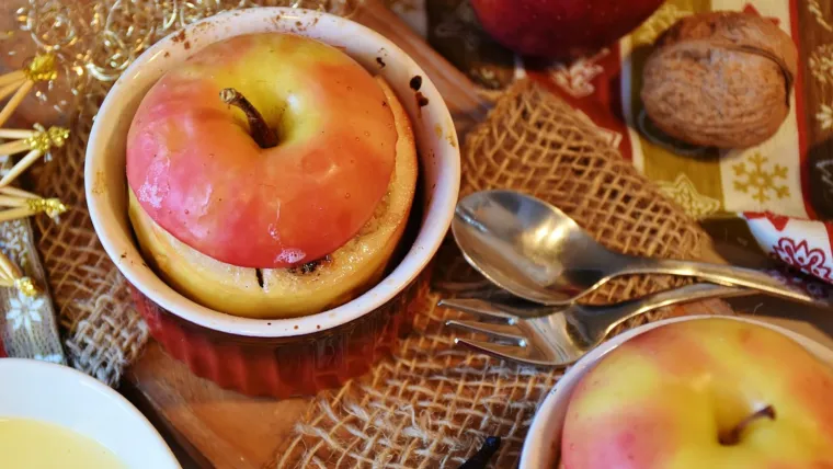 13. Pečena jabuka: Pečene jabuke sadrže manje vlakana od sirovih, &scaron;to ih čini pogodnijima za osjetljiv želudac. Topla i mekana struktura olak&scaron;ava probavu.