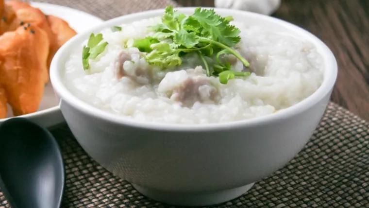 15. Rižina ka&scaron;a: Rižina ka&scaron;a pruža lako probavljivu hranu koja umiruje crijeva. Blaga je i pomaže u učvr&scaron;ćivanju stolice.