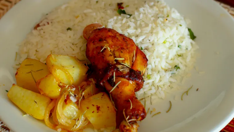 17. Kuhana piletina s rižom: Ovaj jednostavan obrok kombinira lako probavljive proteine i &scaron;krob za smanjenje proljeva. Blag okus i lagana struktura idealni su za oporavak.