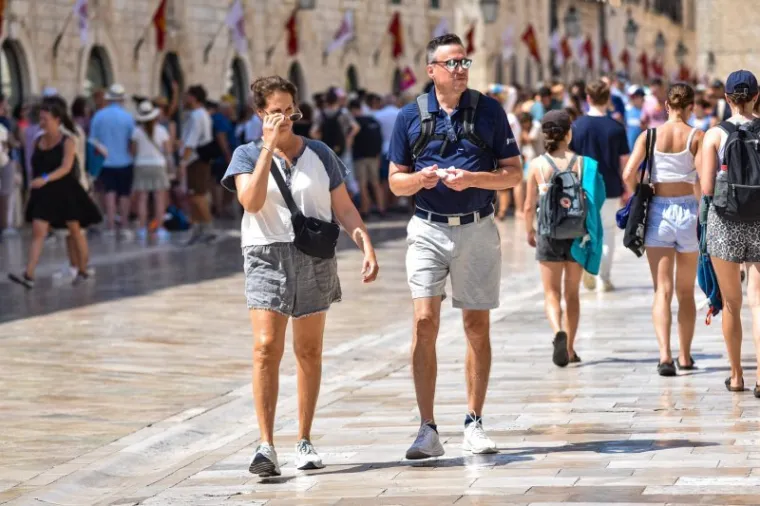Na Stradun se dolazi samo u najboljem izdanju: Od pletenih haljina do lepr&scaron;avih hlača