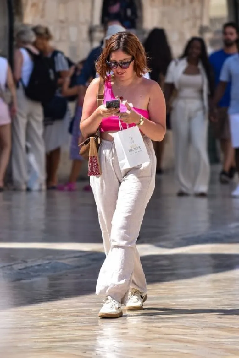 Na Stradun se dolazi samo u najboljem izdanju: Od pletenih haljina do lepr&scaron;avih hlača