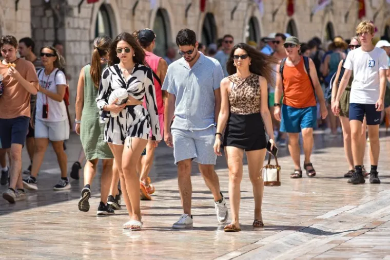 Na Stradun se dolazi samo u najboljem izdanju: Od pletenih haljina do lepr&scaron;avih hlača