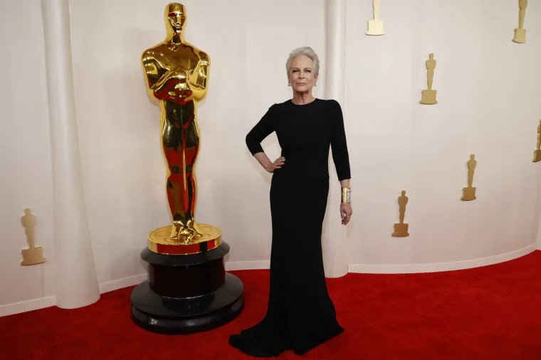 Oskarovka Jamie Lee Curtis rekla je da je na sigurnom, dodavši da su njezino susjedstvo i dom u plamenu.
Na Instagramu je napisala da je stanje zastrašujuće. &quot;Molite ako vjerujete, a čak i ako ne vjerujete, molite za one koji vjeruju.&quot;
