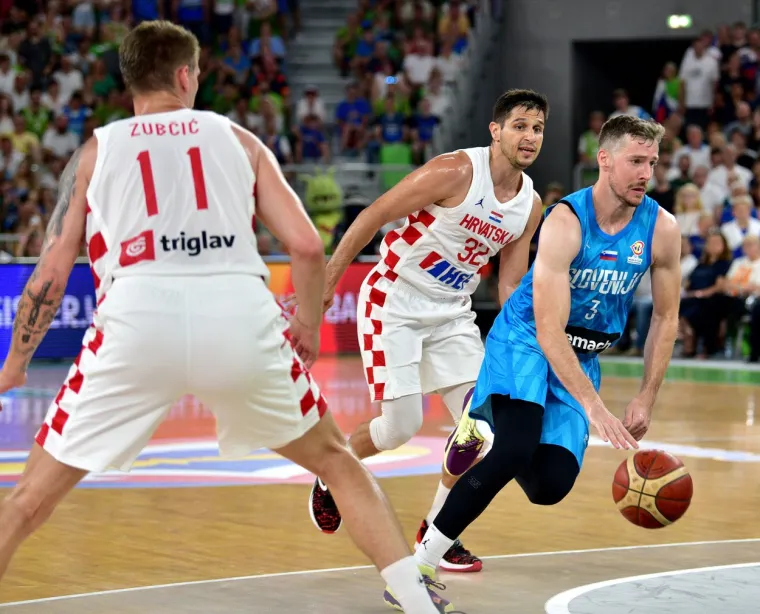 Dragić probija hrvatsku obranu.