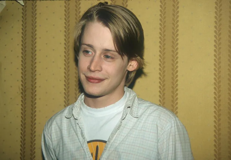 Film Home Alone, u kojem je Macaulay igrao osmogodišnjeg dječaka Kevina koji ostaje sam kod kuće i mora se boriti protiv dvojice nespretnih provalnika, postao je najprofitabilniji film tog razdoblja. Film je zarađivao milijune dolara na svjetskim kino blagajnama, a Macaulay je postao miljenik publike. 