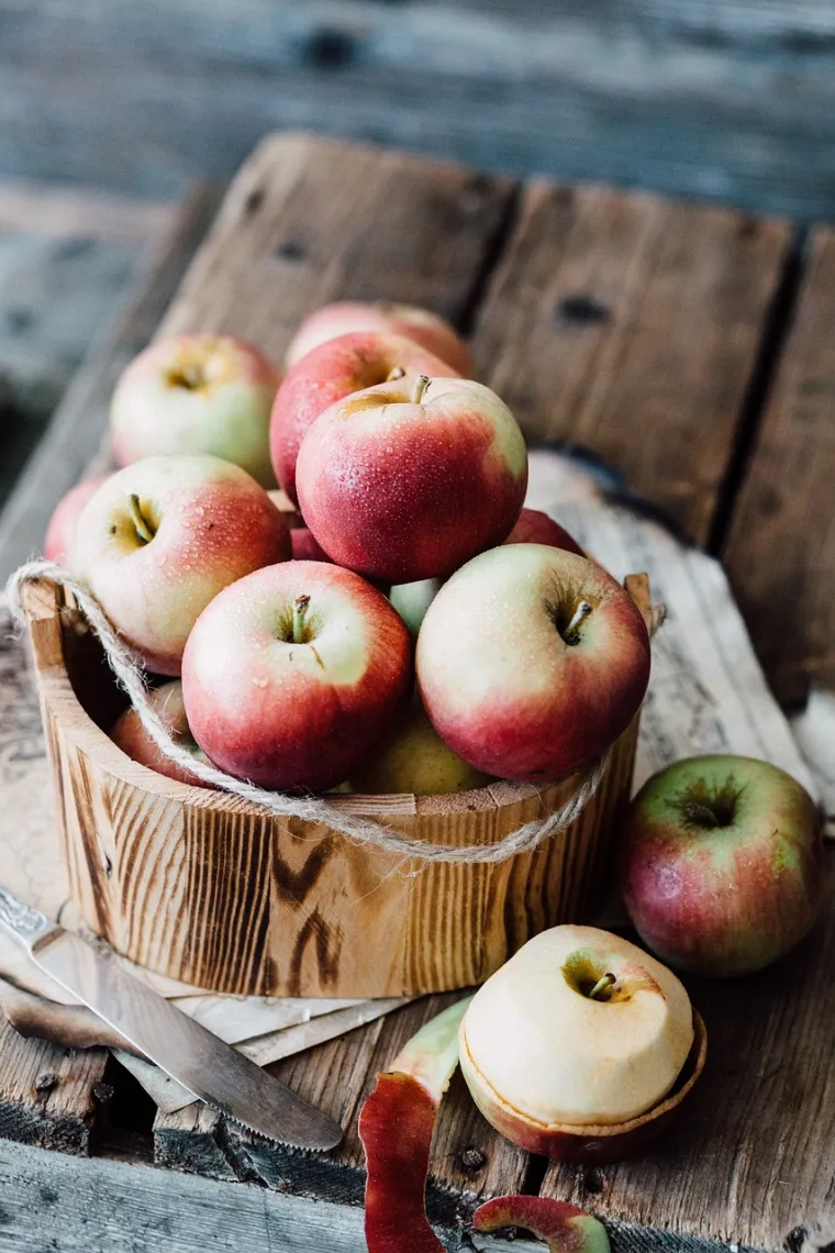 Istraživanjem iz 2016. koje je proveo American Journal of Clinical Nutrition dokazano je da kvercetin može uspješno sniziti krvni tlak u dozama većim od 500 miligrama dnevno. Naime, visoki krvni tlak može dovesti do erektilne disfunkcije jer oštećenje krvnih žila otežava dotok krvi u genitalije, a istim je istraživanjem dokazano i da je 14 % muškaraca koji su unosili veće količine voća, smanjili rizik od erektilne disfunkcije. To može biti zbog sadržaja flavonoida. Kod žena visoki krvni tlak može dovesti do nižeg libida i manjeg zanimanja za intimne odnose, osobito ako visok krvni tlak uzrokuje umor.