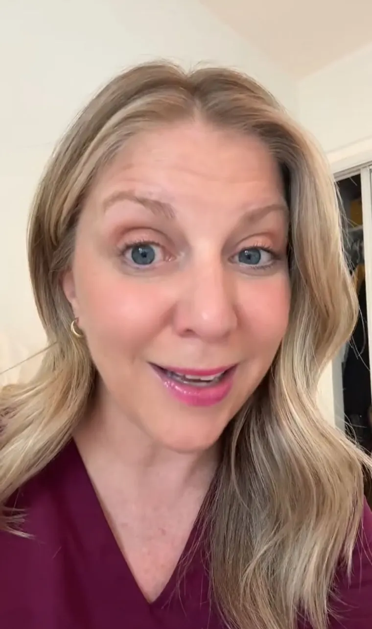 Julie živi u američkom Los Angelesu i radi u palijativnoj skrbi te je otkrila i uobičajene fenomene na samrtnoj postelji koje viđa među svojim pacijentima.