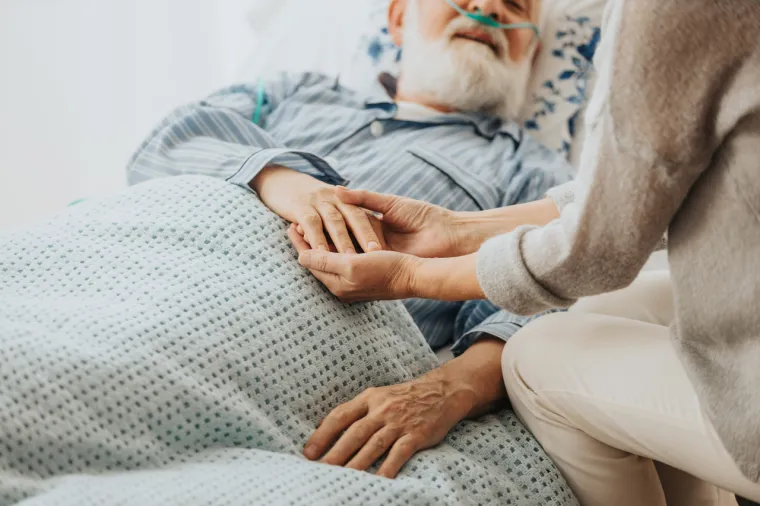 Zdravstveni radnici ne znaju zašto se to događa, ali postoje teorije. Medicinska sestra Julie kaže da neki vjeruju da postoji navala kortizola koja ih tjera da živnu ili su to možda hormoni.