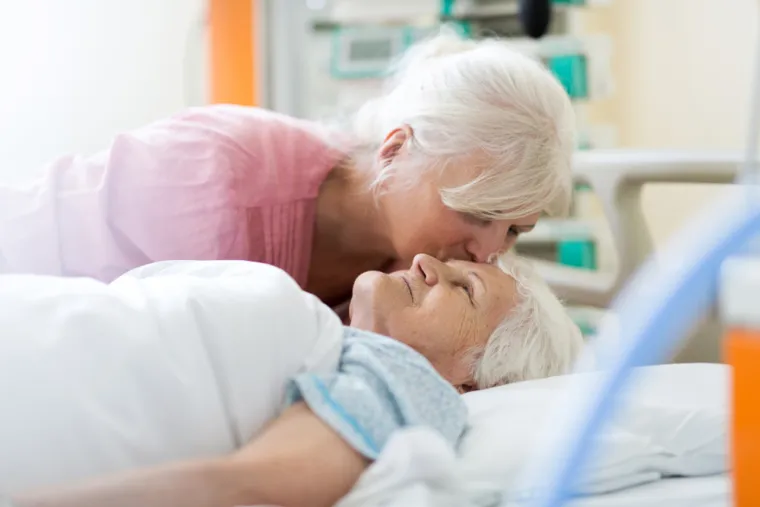 "Neki će ljudi čekati da preminu nakon neke prekretnice kao &scaron;to je rođendan ili nakon vjenčanja. Ostanu živi jer žele doći do tog datuma i tada će umrijeti", rekla je Julie. Ne rade svi ovo, ali ona to viđa dovoljno često da želi da ljudi znaju za to.