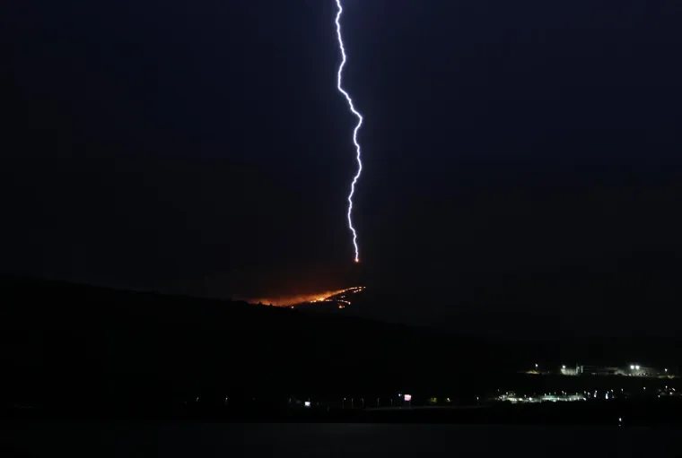 Nevrijeme u Dalmaciji: Udari gromova uzrokovali požare na splitskm području