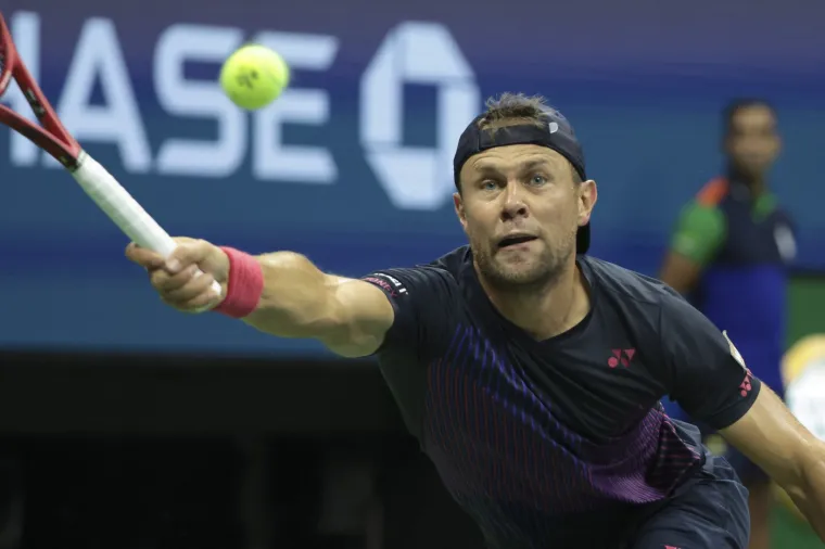 Alec Baldwin pratio je meč Novaka Đokovića: Na&scaron;ao se u dru&scaron;tvu atraktivne supruge