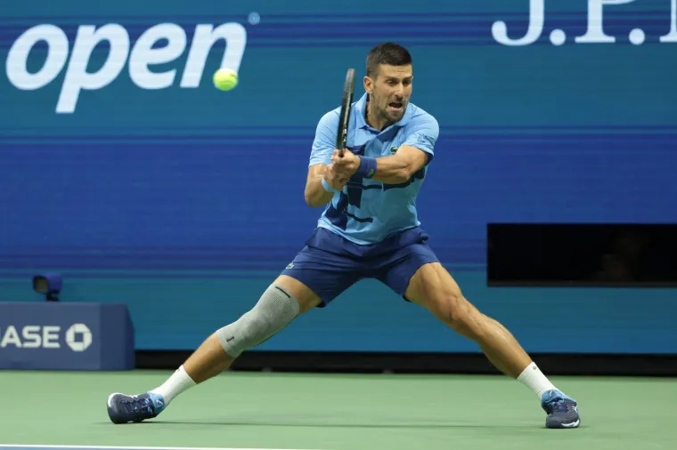 Alec Baldwin pratio je meč Novaka Đokovića: Na&scaron;ao se u dru&scaron;tvu atraktivne supruge