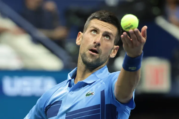 Alec Baldwin pratio je meč Novaka Đokovića: Na&scaron;ao se u dru&scaron;tvu atraktivne supruge