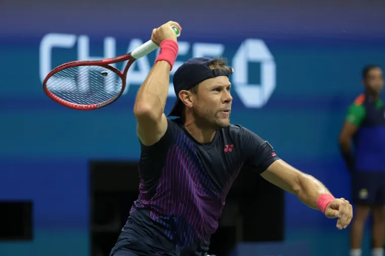 Alec Baldwin pratio je meč Novaka Đokovića: Na&scaron;ao se u dru&scaron;tvu atraktivne supruge