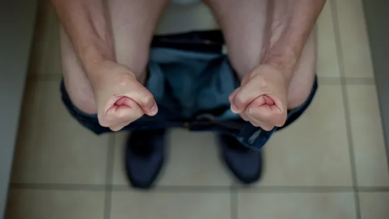 "Ljudi koji konzumiraju hranu bogatu fermentiranim ugljikohidratima mogu če&scaron;će ispu&scaron;tati plinove, ali takva vrsta prehrane je također često bogata vlaknima, voćem i povrćem i dobra je za dugoročno zdravlje", dodao je liječnik. Međutim, problemi nastaju ako vam plinovi uzrokuju bolnu nadutost ili druge pote&scaron;koće tijekom dana. U tom slučaju rezervirajte termin kod svog liječnika opće prakse.