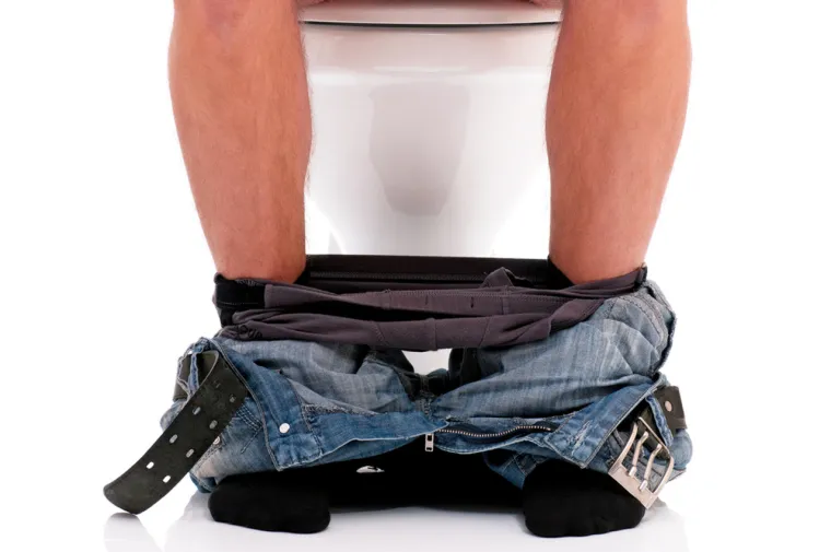 Mnogo je razloga za&scaron;to biste mogli imati rijetku, tekuću ili vodenastu stolicu, redovito tijekom dana. Uzroci uključuju bolest, prehranu i stres. "Većina uzroka proljeva vjerojatno neće dugoročno biti &scaron;tetna, ali proljev koji se razlikuje od va&scaron;e uobičajene navike pražnjenja crijeva i traje dulje od nekoliko tjedana, može predstavljati ne&scaron;to &scaron;to zahtijeva medicinsku pretragu", rekao je dr. Mayhead te je dodao da prehrana može biti čest uzrok proljeva.